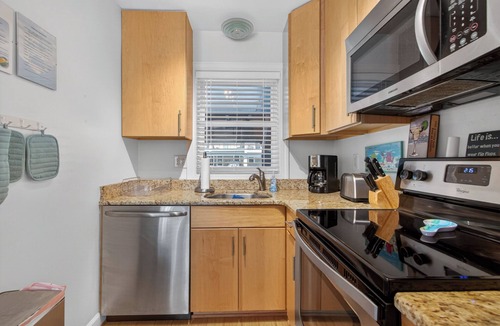 Country Club Estates House | 229 Country Club Dr #305, Scarborough Village- Terrific townhome with Pool!