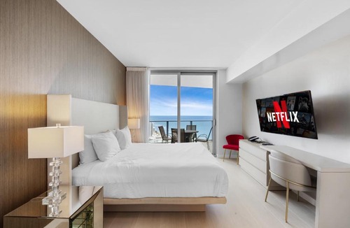 Hollywood South Central Beach Apartment | 25 min to FIFA! EXCLUSIVE RESORT - OCEANFRONT 2BD 2BA CONDO, HiGH FLOOR, ROOFTOP POOL AND HOT TUB, STEPS TO BEACH