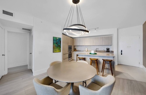Hollywood South Central Beach Condo | 25 - min to FIFA! Stylish Beachfront Escape - Relax & Unwind in Paradise