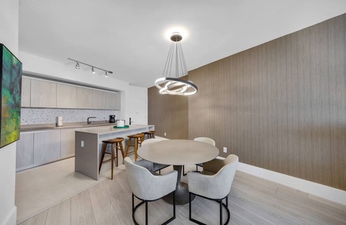 Hollywood South Central Beach Condo | 25 - min to FIFA! Stylish Beachfront Escape - Relax & Unwind in Paradise