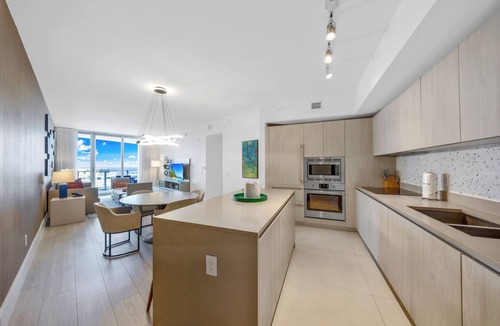 Hollywood South Central Beach Condo | 25 - min to FIFA! Stylish Beachfront Escape - Relax & Unwind in Paradise