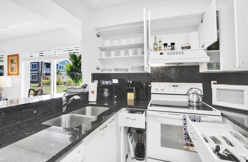 Mission Bay Apartment | 260B - Boca Retreat w/Pool, Parking, Near Evert Tennis & Shops