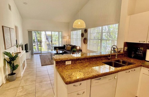 Mission Bay Apartment | 260D - Boca Retreat w/Pool, Parking, Near Evert Tennis & Shops
