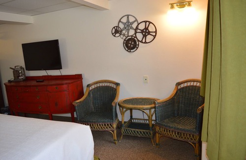 Columbia Falls Hotel | #27- TWO QUEEN BEDS In a Charming hotel in C. Falls with WiFi, AC. 20 mi to GNP