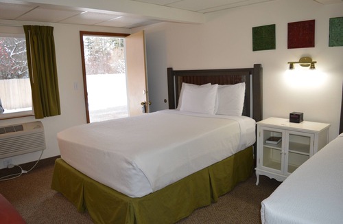 Columbia Falls Hotel | #27- TWO QUEEN BEDS In a Charming hotel in C. Falls with WiFi, AC. 20 mi to GNP