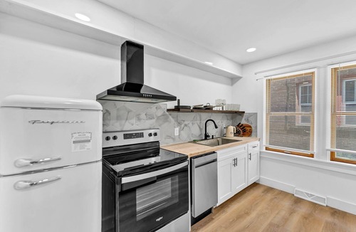 Niagara Falls House | 2700ft2, 6 bdrm, 2 kitchens, mins to Falls, AC, WiFi, sleep 16