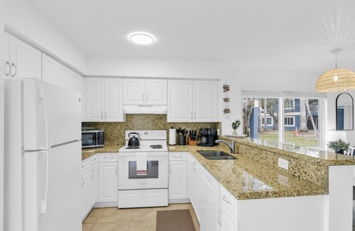 Mission Bay Apartment | 270A - Boca Retreat w/Pool, Parking, Near Evert Tennis & Shops