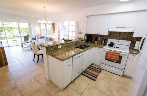 Mission Bay Apartment | 270B - Boca Retreat w/Pool, Parking, Near Evert Tennis & Shops