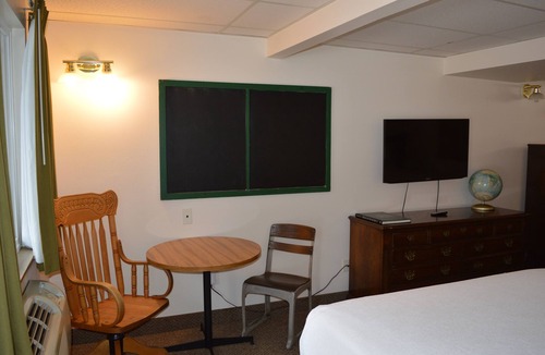 Columbia Falls Hotel | #28- TWO QUEEN BEDS hotel with WiFi and AC in Columbia Falls, 20 Mi to GNP