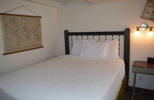 Columbia Falls Hotel | #28- TWO QUEEN BEDS hotel with WiFi and AC in Columbia Falls, 20 Mi to GNP