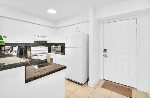 Mission Bay Apartment | 290B - Boca Retreat w/Pool, Parking, Near Evert Tennis & Shops
