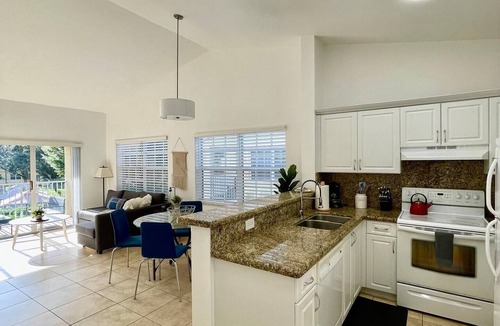 Mission Bay Apartment | 290D - Boca Retreat w/Pool, Parking, Near Evert Tennis & Shops