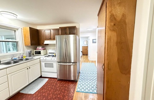 Dennis Cottage | 2Bed 1Bath- ½ Mile walk to Mayflower, central A/C, CLEAN w/washer/dryer