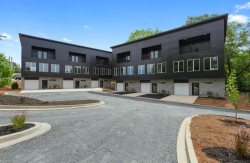 Easley House | 2BR 2 & Half Downtown Oasis Full Kitchen Pet Friendly