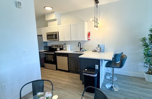 Elizabeth Apartment | 2BR apt near EWR 2idq