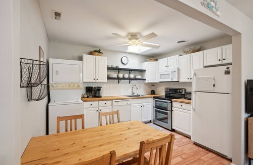 Village Green Condo | 2BR Cape May Retreat - Yard, Beach & Parking