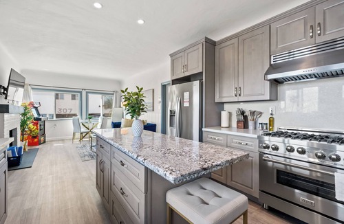 El Porto Apartment | 2BR Luxury Getaway 3 Mins to the Beach + Ocean Views