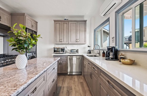El Porto Apartment | 2BR Luxury Getaway 3 Mins to the Beach + Ocean Views