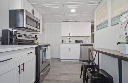 Jeffries Point Apartment | 2BR Near Airport, public transit to downtown!