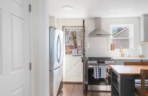 Warwick Cottage | 2BR Steps to Oakland Beach Near Airport