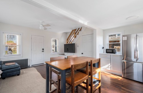 Warwick Cottage | 2BR Steps to Oakland Beach Near Airport