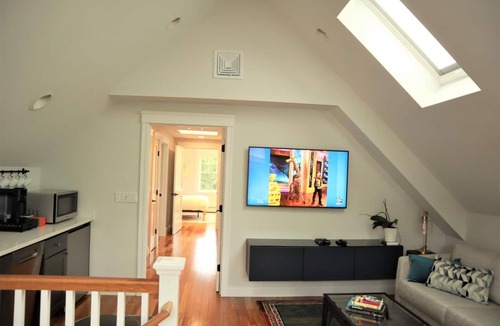 Arlington Apartment | 2BR Suite - Bright - Modern - Central AC - Parking