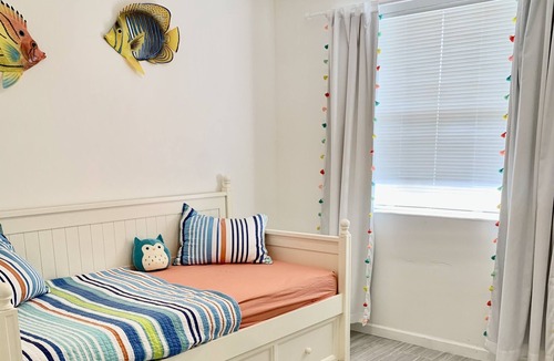Eastern Shores Condo | 3/2 Gated water Eastern Shores 5 min to Aventura Suny Isles and N. Miami Beach.