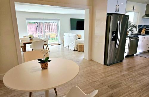 Tropic Palms House | 3/2 Tranquil Home close to Beach