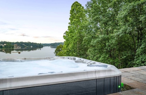 Louisa House | 3 Acre 5BR Resort: private pool, hot tub boat dock
