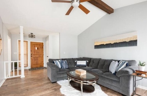 Lake Jeanette House | 3 bed/2 bath, king bed, hot tub wooded backyard