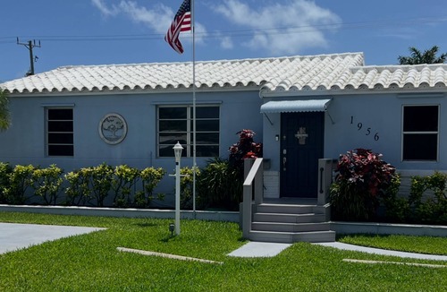 Deerfield Beach House | 3 Bedroom, 2 Bathroom home just 2 blocks from the beach. King bed !