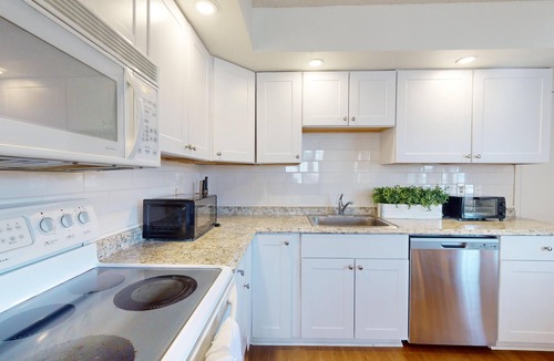 North End Apartment | 3 Bedroom 2 Bath Family Apartment (401/402)