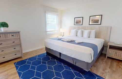 North End Apartment | 3 Bedroom 2 Bath Family Apartment (401/402)