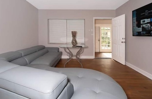 Parkside Apartment | 3 Bedroom 654492 by Houzlet