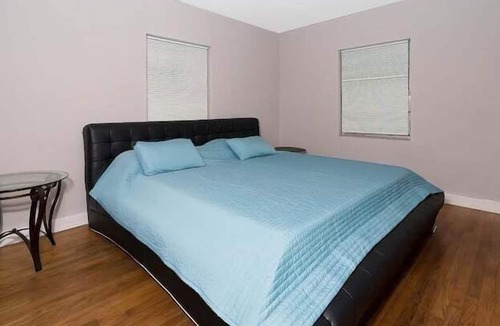 Parkside Apartment | 3 Bedroom 654492 by Houzlet