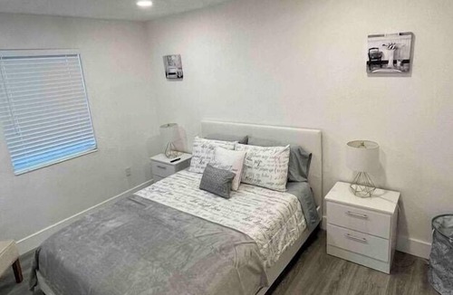 Biscayne Park Apartment | 3 Bedroom 665028 by Houzlet