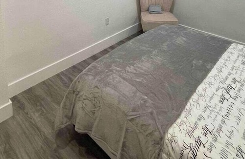 Biscayne Park Apartment | 3 Bedroom 665028 by Houzlet