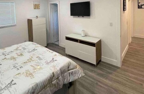 Biscayne Park Apartment | 3 Bedroom 688795 by Houzlet