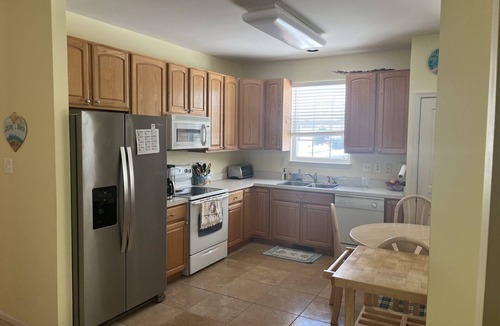 Lewes House | 3-bedroom beach themed townhome conveniently located. Enjoy a relaxing stay !