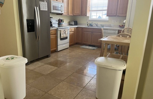 Lewes House | 3-bedroom beach themed townhome conveniently located. Enjoy a relaxing stay !