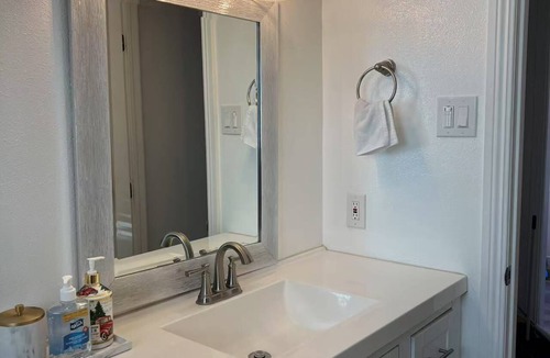 Baldwin Park House | 3-bedroom bungalow in fantastic Baldwin Park with WiFi, AC