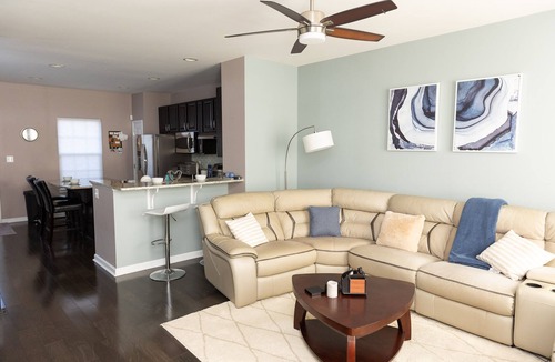 George Washington House | 3 Bedroom Cozy/Spacious Luxury Rental 2 minutes away from DOWNTOWN!