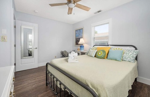 Little Salisbury House | 3 bedroom house comfortably sleeps up to 8 guests. Short walk to the beach.