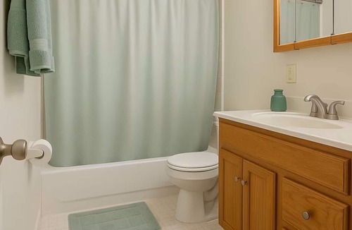 Chesapeake House | 3-bedroom house in Chesapeake with workspace, ready-to-cook kitchen, and yard