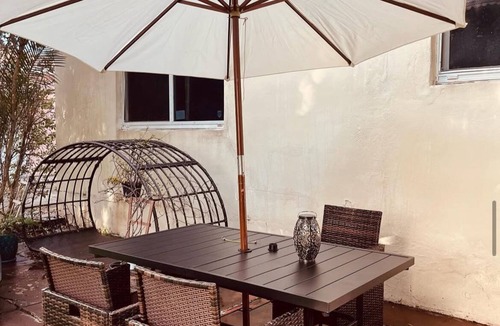 Golden Glades House | 3-bedroom house in Miami with large yard, jacuzzi and mango tree’s.