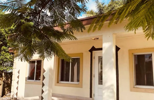 Golden Glades House | 3-bedroom house in Miami with large yard, jacuzzi and mango tree’s.
