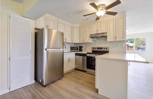 Davie House | 3 bedroom house in quiet neighborhood