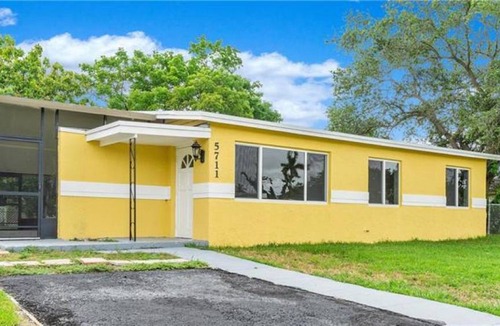 Davie House | 3 bedroom house in quiet neighborhood