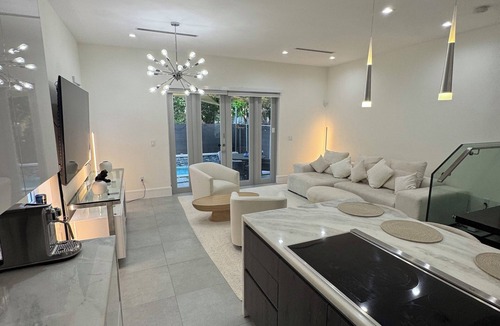 Coconut Grove House | 3-bedroom Luxury Townhouse w Private Pool and Parking