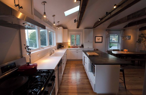Belmont House | 3-Bedroom Modern Farmhouse with large backyard in downtown Charlottesville